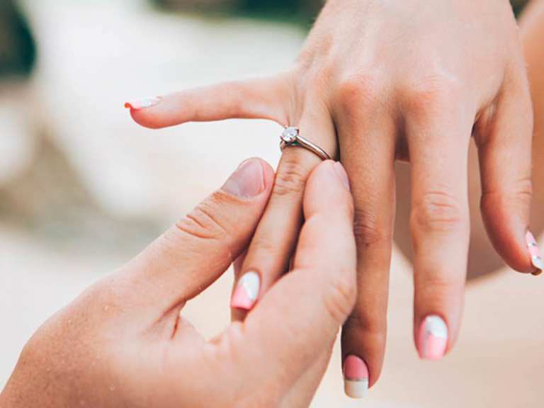 con gái đeo nhẫn cưới ở tay nào