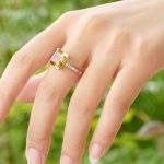 Đeo nhẫn ngón giữa tay phải có ý nghĩa gì