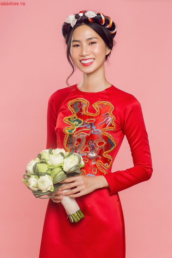 Cách chọn hoa cầm tay cho cô dâu mặc áo dài đỏ đẹp hoàn hảo