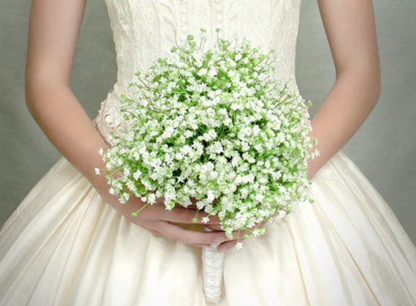 Cách chọn hoa cầm tay cho cô dâu mặc áo dài đỏ đẹp hoàn hảo