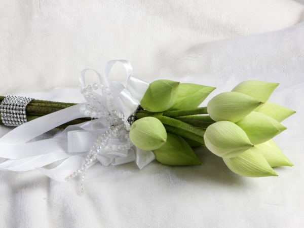 Hoa cầm tay cô dâu hoa sen đẹp tinh khiết cho mùa cưới 2019
