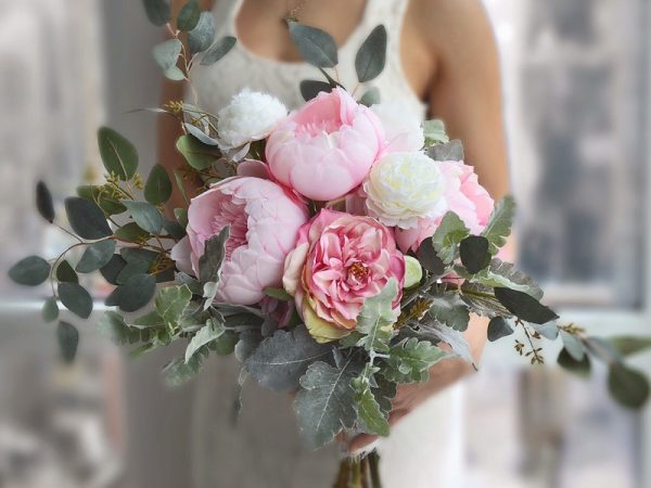 Hoa cưới hoa mẫu đơn rực rỡ cho hôn lễ hiện đại