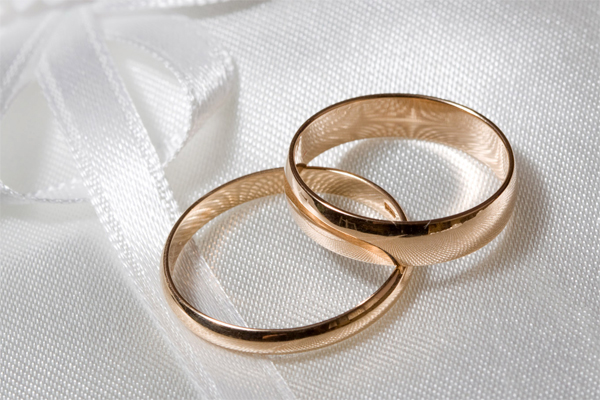 Mua nhẫn cưới có cần xem ngày không?