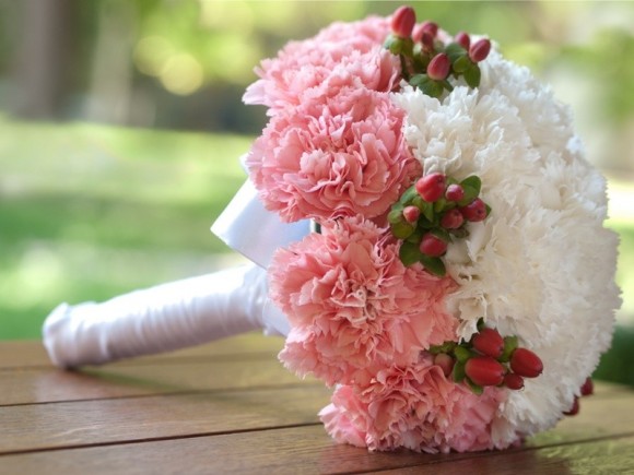 Hoa cẩm chướng trang trí tiệc cưới rất được yêu thích